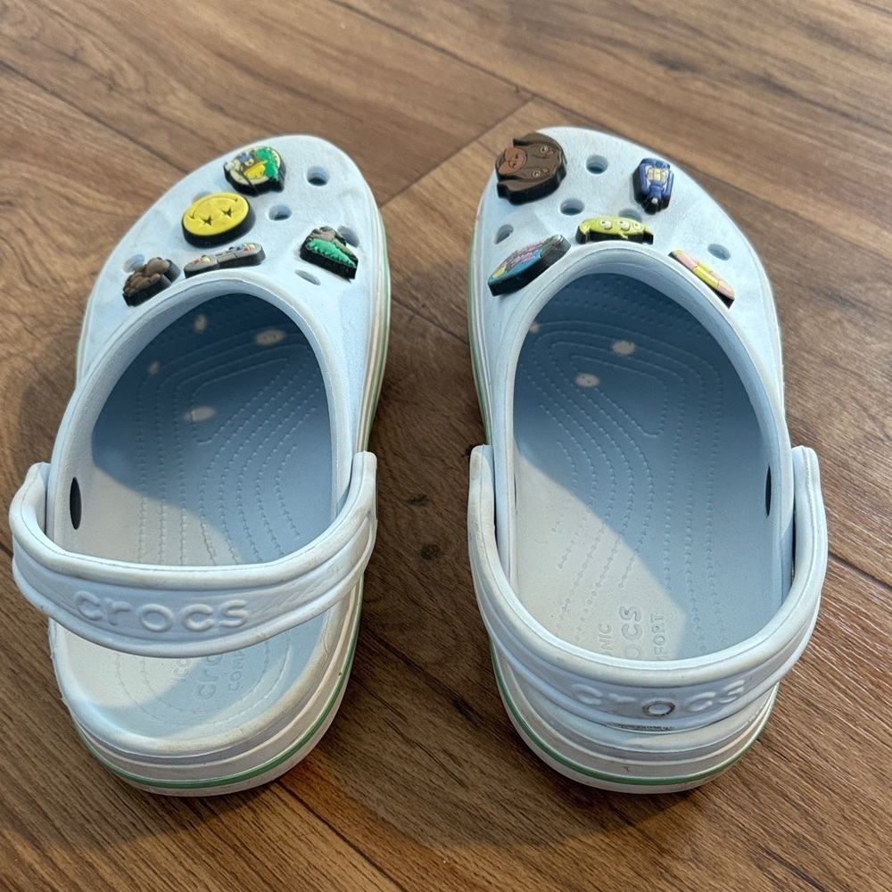 CROCS Kids White Sandals with Fun Charms - Picture 2 of 3
